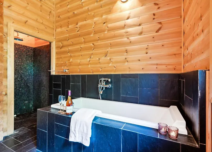 Stunning In With 2 Bedrooms And Wifi *